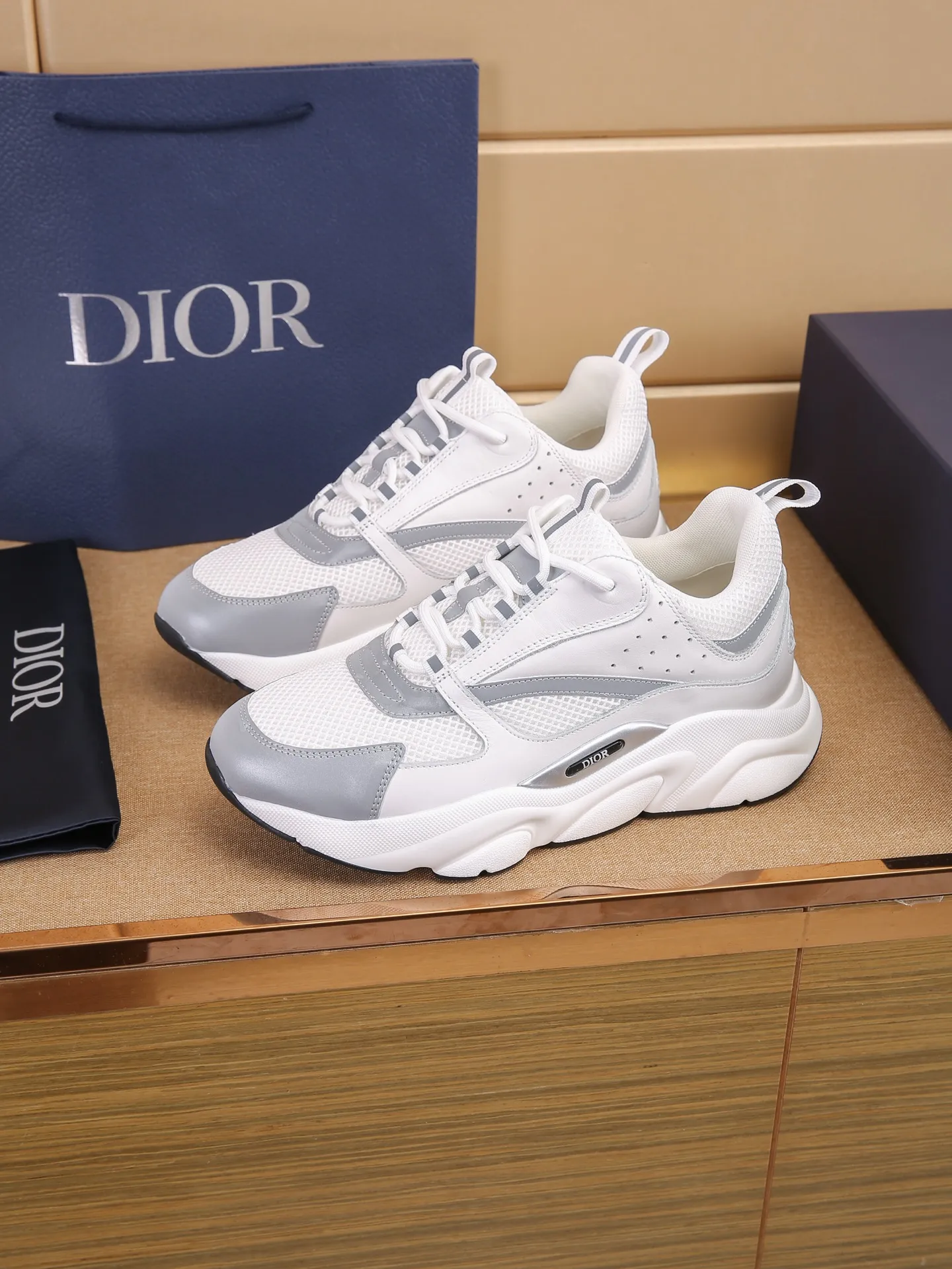 Factory price: 460💰Dior’s top version of D’s b22 men’s sports shoes. Inspired by retro running styles, the chunky low-top silhouette features gray calf leather and blue and white mesh fabric uppers, atop a black, white and blue engraved rubber sole. Nylon ribbon accents the blue mesh tongue and heel counter, and a "dio~" logo appears on the side. Pair it with a suit for a striking contrast and add a sportswear-chic edge to your look. The thick sole can be about 4cm~ Size: 38-45, [46, 47 customized]